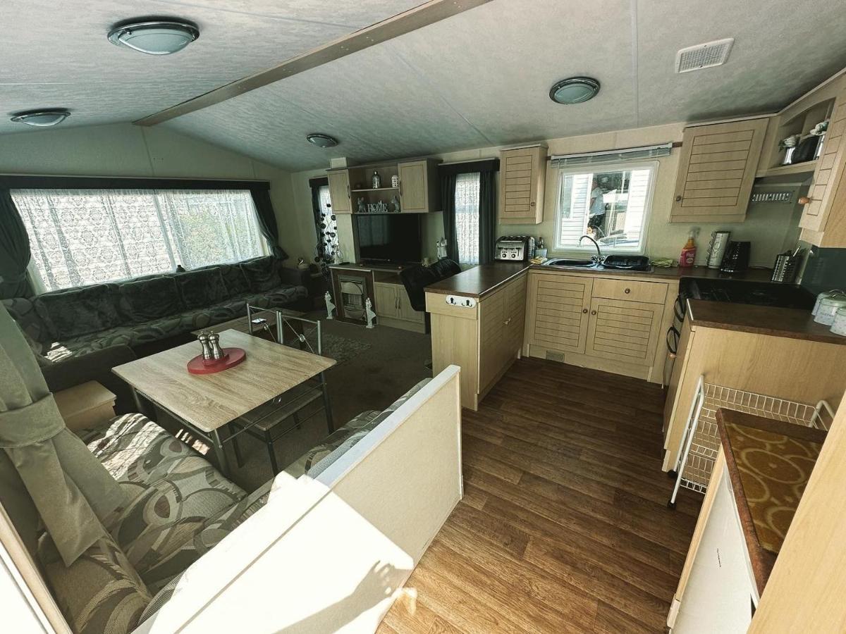 Caravan To Hire Lyon'S Robin Hood Rhyl Exterior photo